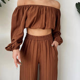 Conjunto de dos piezas para mujer: Top con hombros descubiertos, mangas largas y pantalones anchos de cintura alta.