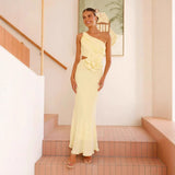 Vestido de mujer – Corte entallado – Hombros descubiertos – Cintura recortada – Detalle floral – Largo