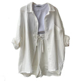 Conjunto de mujer: Camisa arrugada con cuello clásico y pantalones cortos de cintura alta con cordón ajustable.