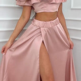 Conjunto de dos piezas para mujer: Top corto con hombros descubiertos y volantes, falda larga de cintura alta con abertura.