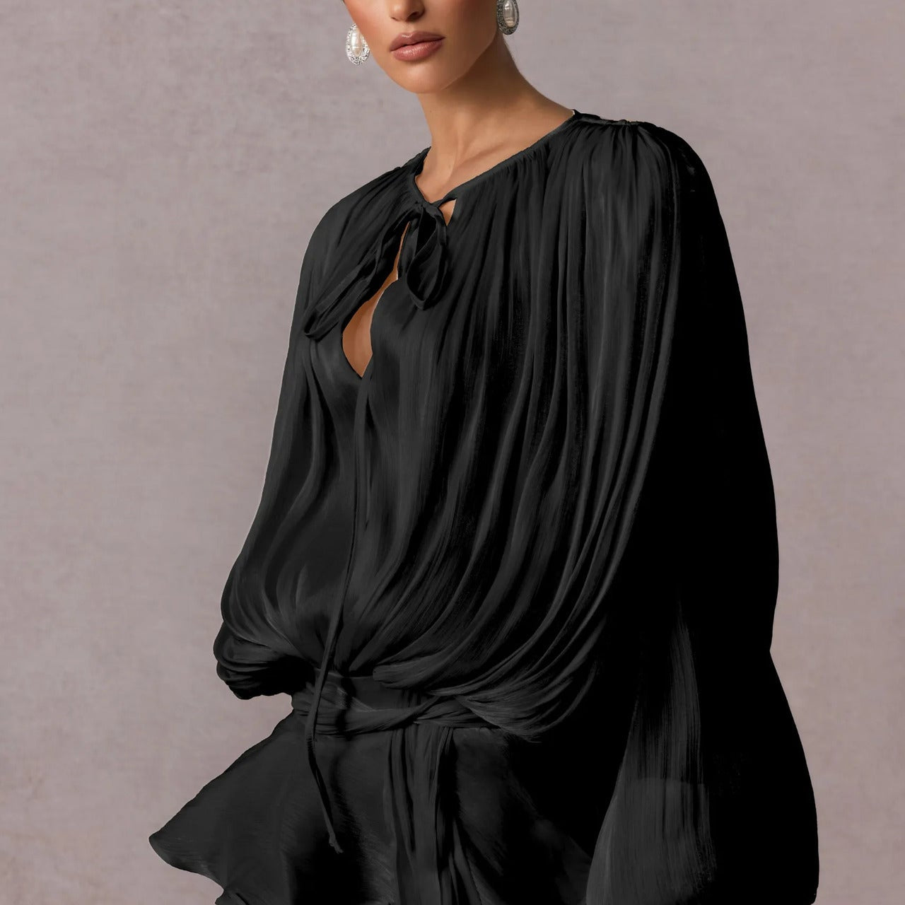 Minivestido ajustado elegante con aberturas y cinturón fruncido