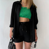 Conjunto de mujer: Camisa arrugada con cuello clásico y pantalones cortos de cintura alta con cordón ajustable.