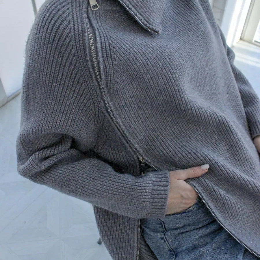 Suéter de punto para mujer – Corte oversize – Cuello ancho – Cierre de cremallera asimétrico