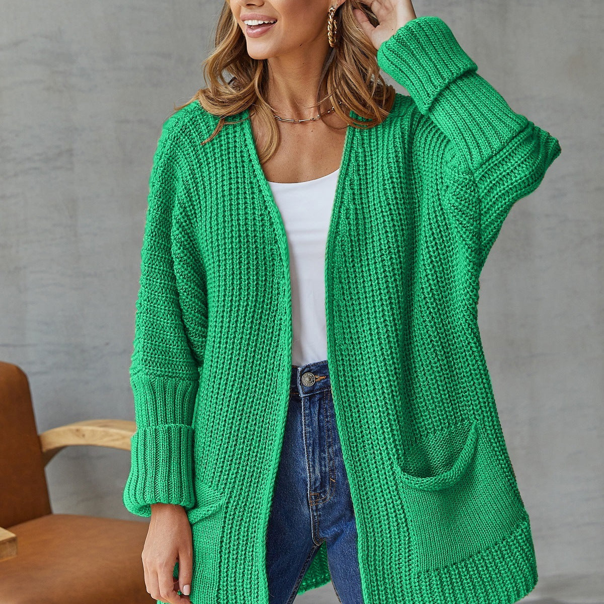 Cárdigan de mujer – Punto grueso – Corte oversize – Cuello en pico – Mangas largas – Bolsillos