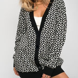 Cárdigan de mujer – Corte oversize – Lana – Cuello en pico – Estampado geométrico – Abotonado