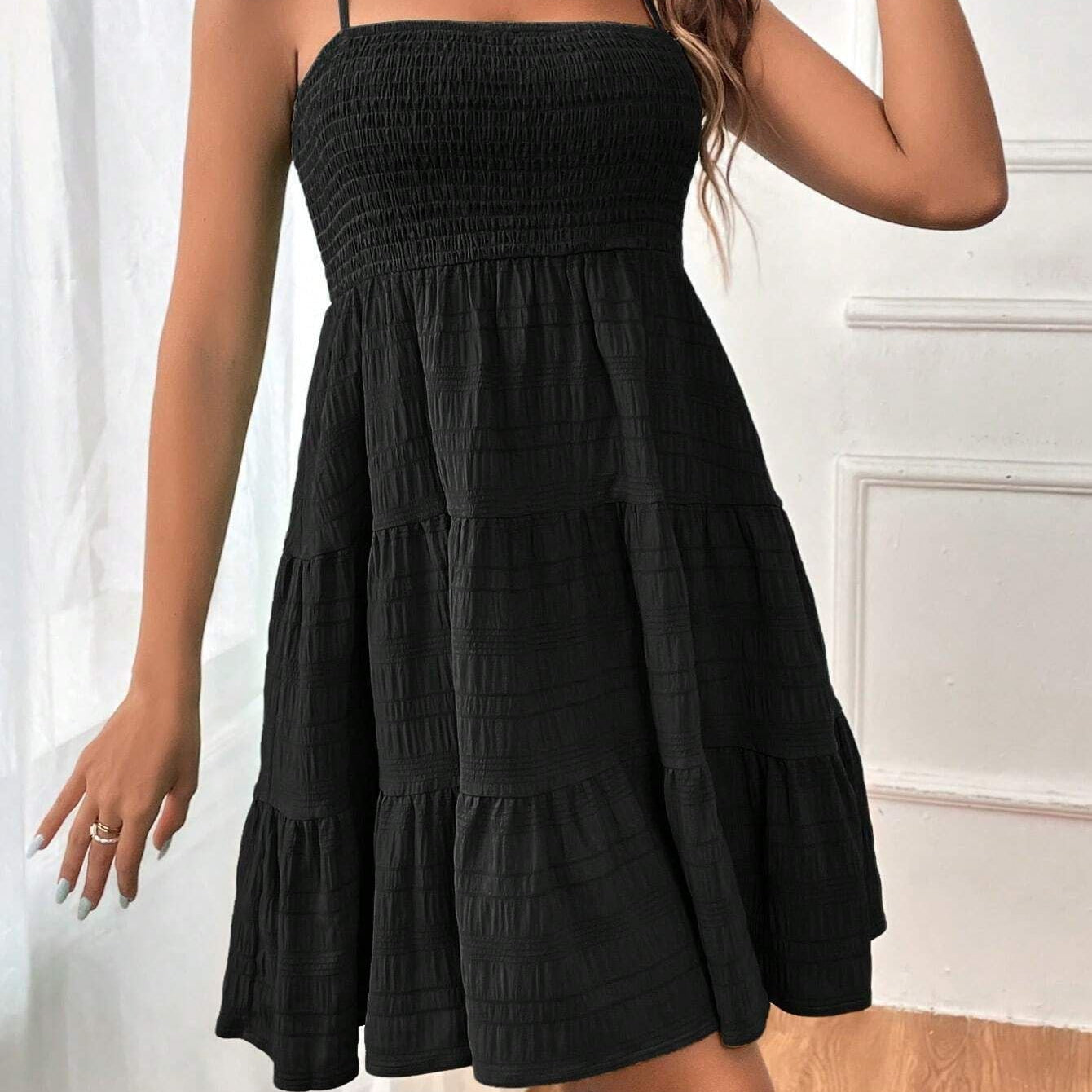 Vestido corto de mujer – Tirantes finos – Cuerpo fruncido – Falda evasé con volantes