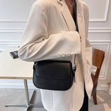 Bolso de hombro marrón clásico, elegante, práctico y atemporal para mujer.