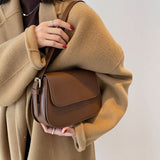 Bolso de hombro marrón clásico, elegante, práctico y atemporal para mujer.