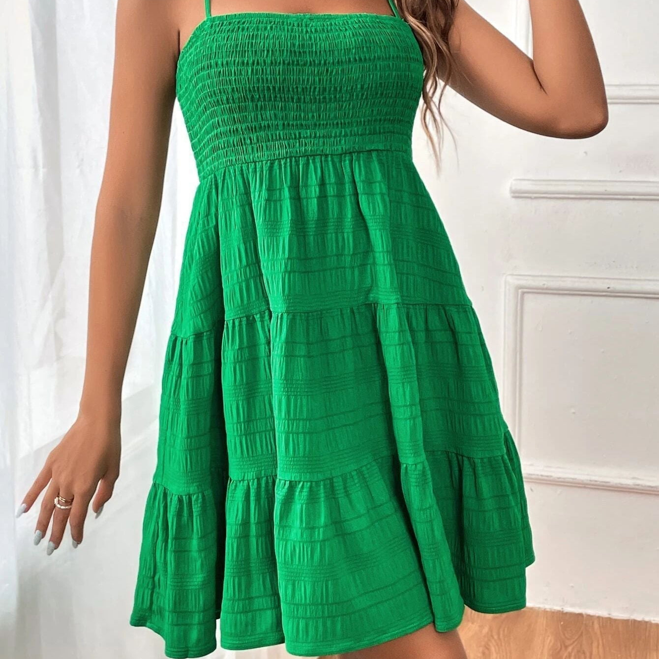 Vestido corto de mujer – Tirantes finos – Cuerpo fruncido – Falda evasé con volantes