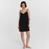 Vestido lencero de mujer – Satén liso – Corte entallado – Mini – Tirantes finos con lazo