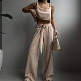 Conjunto de mujer: top corto y pantalón ancho de cintura alta. Tejido transpirable y fluido.