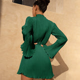 Minivestido de mujer – Corte entallado – Mangas largas acampanadas – Tejido plisado – Cuello redondo