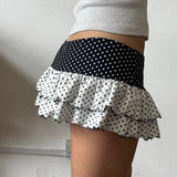 Minifalda ajustada con volantes, patchwork de lunares y bloques de color.