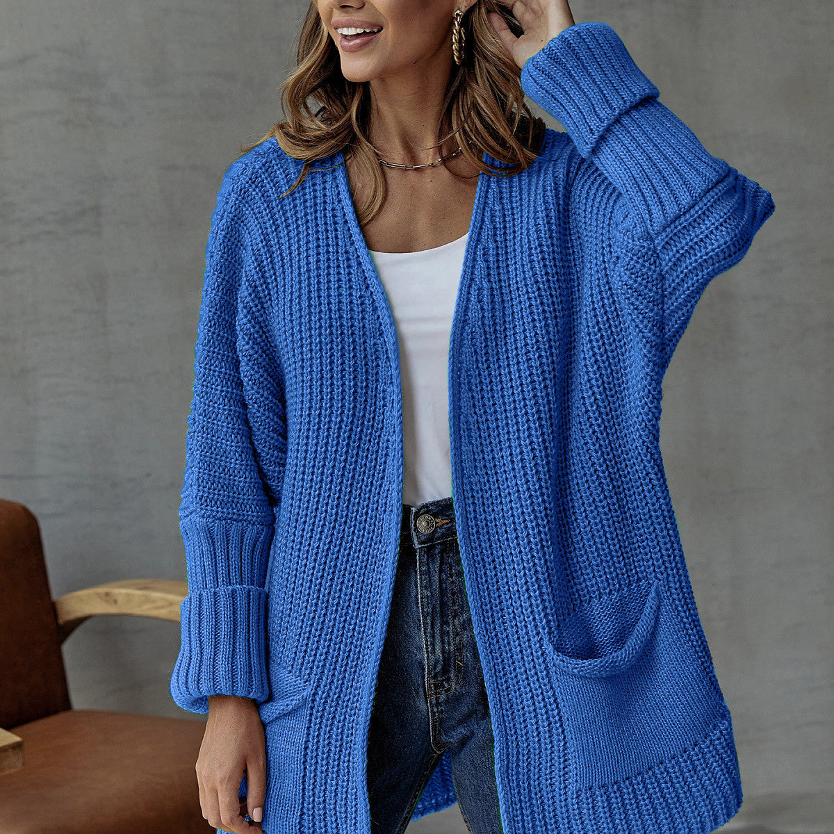 Cárdigan de mujer – Punto grueso – Corte oversize – Cuello en pico – Mangas largas – Bolsillos