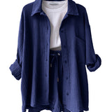 Conjunto de mujer: Camisa arrugada con cuello clásico y pantalones cortos de cintura alta con cordón ajustable.