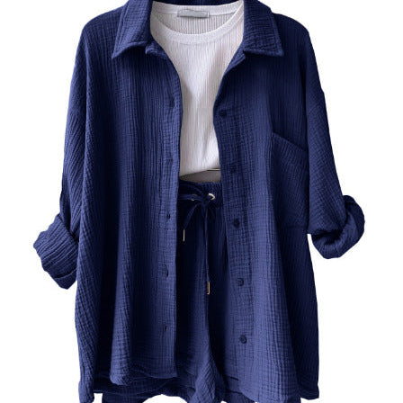 Conjunto de mujer: Camisa arrugada con cuello clásico y pantalones cortos de cintura alta con cordón ajustable.