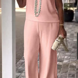 Conjunto de mujer: Top sin mangas y pantalón ancho. Corte elegante y fluido.