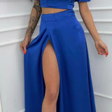Conjunto de dos piezas para mujer: Top corto con hombros descubiertos y volantes, falda larga de cintura alta con abertura.