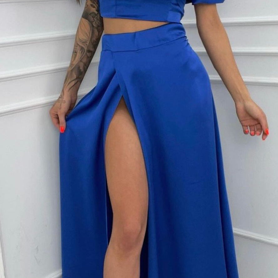 Conjunto de dos piezas para mujer: Top corto con hombros descubiertos y volantes, falda larga de cintura alta con abertura.