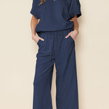 Conjunto informal para mujer: tejido texturizado ligero, corte holgado y cintura ajustable con cordón.