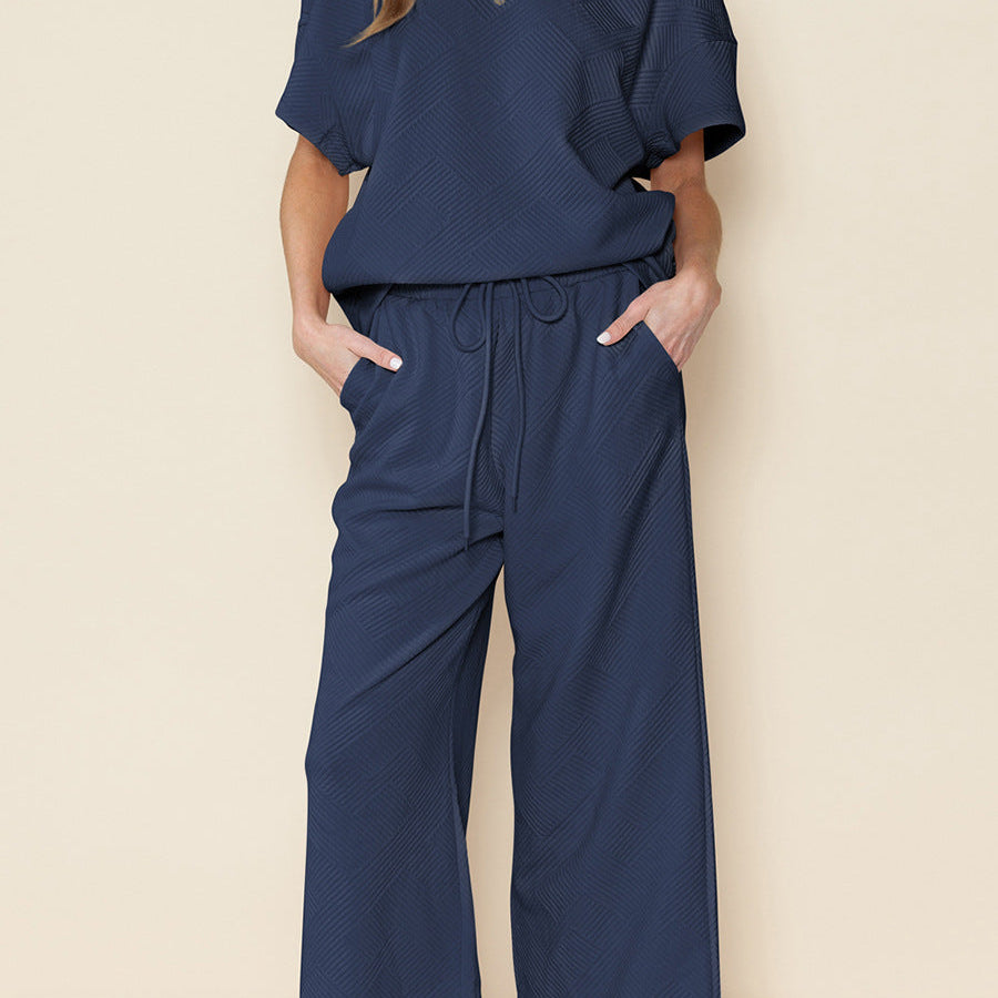 Conjunto informal para mujer: tejido texturizado ligero, corte holgado y cintura ajustable con cordón.