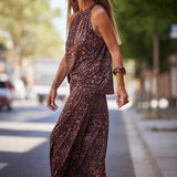 Conjunto de dos piezas para mujer: Top fluido con cuello halter y falda larga estampada.
