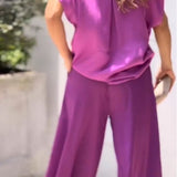 Conjunto de mujer: corte holgado, tejido de satén, pantalón ancho y escote cruzado.