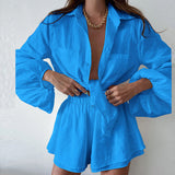 Conjunto de dos piezas para mujer: blusa de manga larga con lazo en el cuello y pantalones cortos con volantes y cintura elástica.
