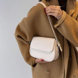 Bolso de hombro marrón clásico, elegante, práctico y atemporal para mujer.