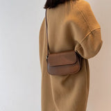 Bolso de hombro marrón clásico, elegante, práctico y atemporal para mujer.