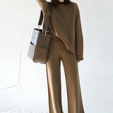 Conjunto informal para mujer: suéter de lana extragrande y pantalones anchos y sueltos.