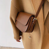 Bolso de hombro marrón clásico, elegante, práctico y atemporal para mujer.