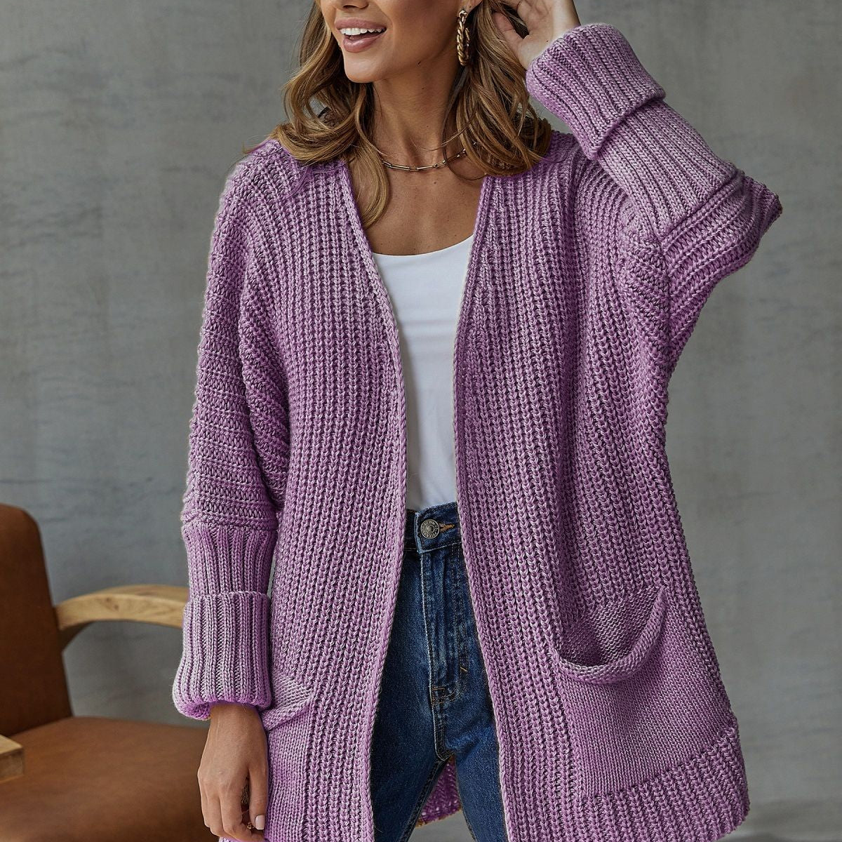 Cárdigan de mujer – Punto grueso – Corte oversize – Cuello en pico – Mangas largas – Bolsillos