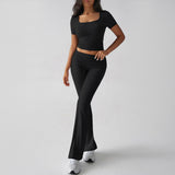Conjunto de dos piezas para mujer: top corto ajustado con escote cuadrado y mangas cortas, pantalón acampanado.