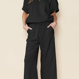 Conjunto informal para mujer: tejido texturizado ligero, corte holgado y cintura ajustable con cordón.