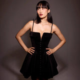 Minivestido de mujer – Terciopelo de lujo – Corte acampanado – Escote en pico – Tirantes finos