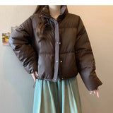 Chaqueta corta acolchada para mujer, con cremallera frontal y botones a presión, cuello alto.