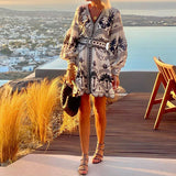 Vestido corto de mujer – Corte fluido – Mangas largas – Cuello en pico – Estampado bohemio