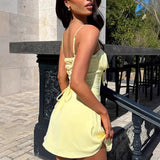 Vestido mini de mujer – Corte entallado – Tirantes finos – Cuerpo fruncido – Bajo acampanado