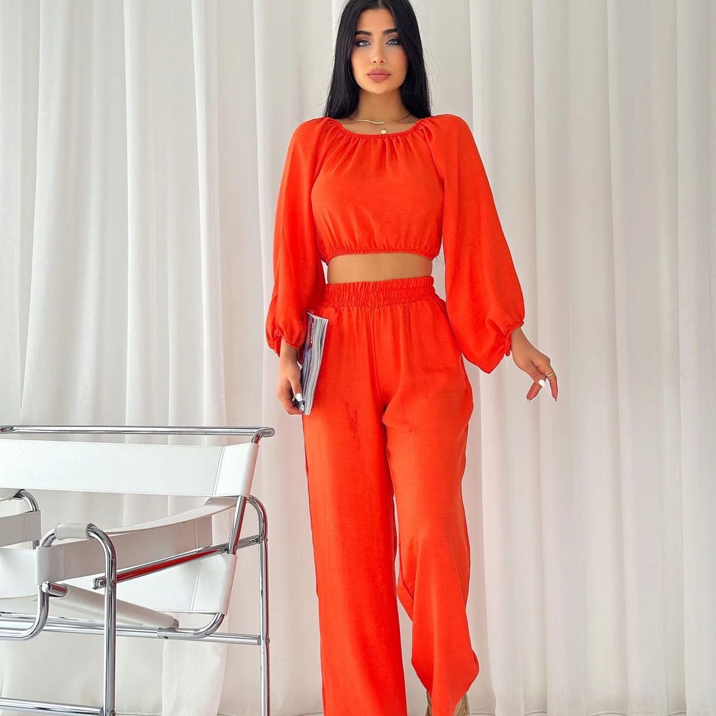 Conjunto de dos piezas para mujer: Top con hombros descubiertos, mangas largas y pantalones anchos de cintura alta.