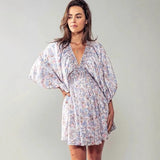 Vestido corto de mujer – Cuello en V – Estampado floral – Corte evasé – Mangas acampanadas