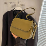 Bolso de hombro marrón clásico, elegante, práctico y atemporal para mujer.