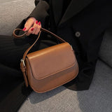 Bolso de hombro marrón clásico, elegante, práctico y atemporal para mujer.