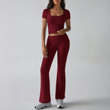 Conjunto de dos piezas para mujer: top corto ajustado con escote cuadrado y mangas cortas, pantalón acampanado.
