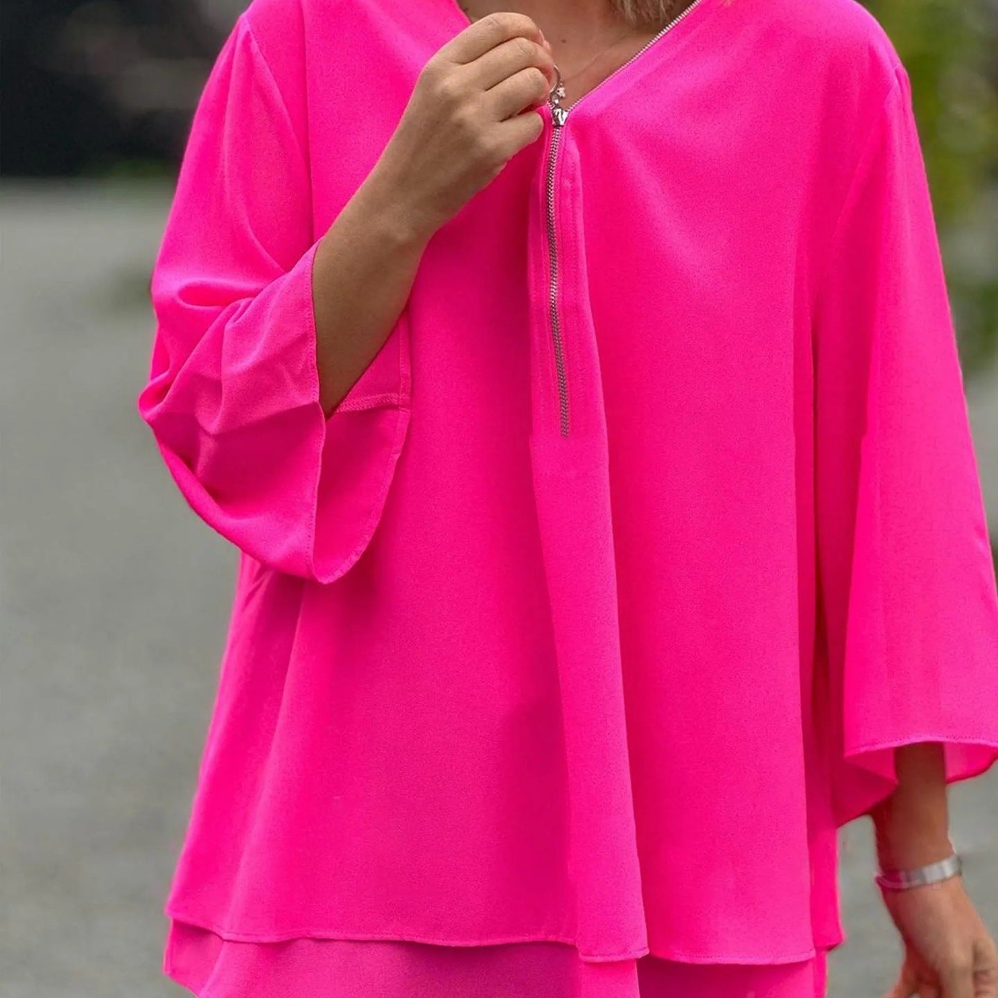 Blusa de mujer – Cuello en V con cremallera – Corte holgado – Mangas 3/4 – Tejido ligero y fluido