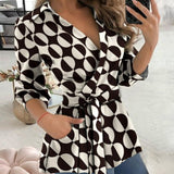 Blusa de mujer – Corte entallado – Mangas largas – Cuello camisero – Cinturón ajustable