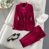 Traje de mujer – Corte entallado – Terciopelo texturizado – Solapas clásicas