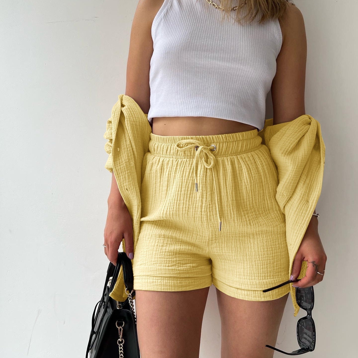 Conjunto de mujer: Camisa arrugada con cuello clásico y pantalones cortos de cintura alta con cordón ajustable.
