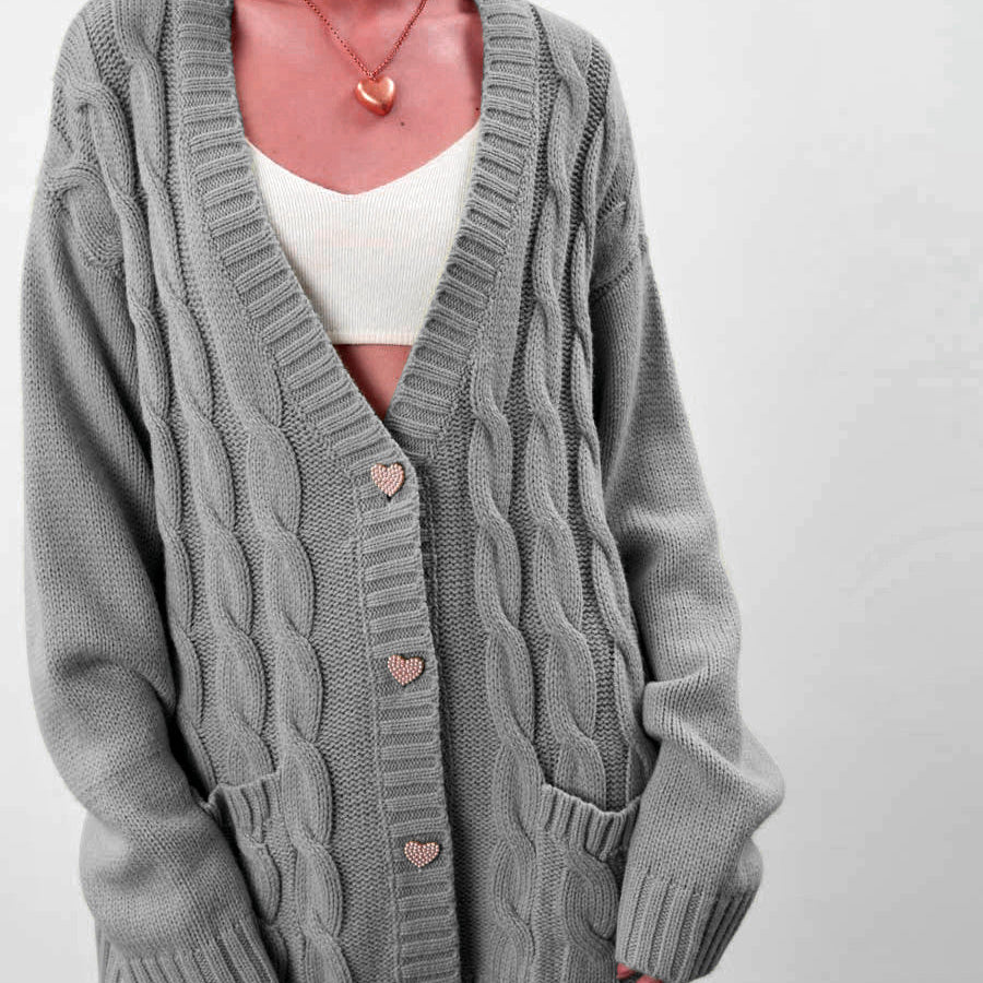 Cárdigan de mujer – Corte oversize – Punto grueso – Punto trenzado – Botones de corazón – Bolsillos