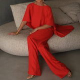 Conjunto de dos piezas para mujer: Top asimétrico fluido y pantalón ancho elegante.